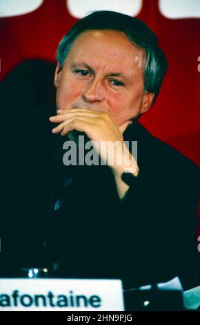 Oskar Lafontaine, deutscher Politiker, ehemals SPD, von 1985 bis 1998 Ministerpräsident des Saarlands und Kanzlerkandidat der SPD, Portrait von 1990. Oskar Lafontaine, deutscher Politiker, ehemalige SPD, von 1985 bis 1998 Ministerpräsident des Saarlandes und Kanzler-Kandidat der SPD, Portrait von 1990. Stockfoto