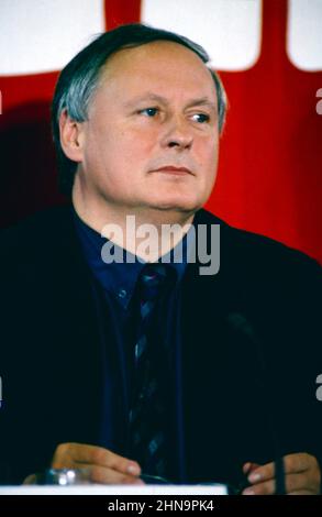 Oskar Lafontaine, deutscher Politiker, ehemals SPD, von 1985 bis 1998 Ministerpräsident des Saarlands und Kanzlerkandidat der SPD, Portrait von 1990. Oskar Lafontaine, deutscher Politiker, ehemalige SPD, von 1985 bis 1998 Ministerpräsident des Saarlandes und Kanzler-Kandidat der SPD, Portrait von 1990. Stockfoto