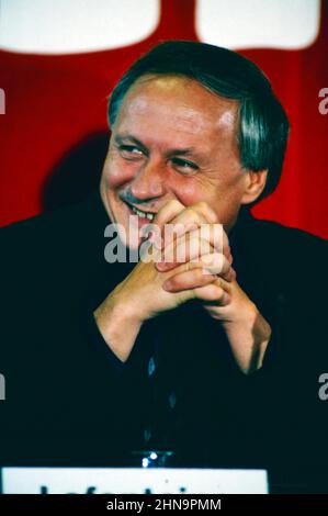 Oskar Lafontaine, deutscher Politiker, ehemals SPD, von 1985 bis 1998 Ministerpräsident des Saarlands und Kanzlerkandidat der SPD, Portrait von 1990. Oskar Lafontaine, deutscher Politiker, ehemalige SPD, von 1985 bis 1998 Ministerpräsident des Saarlandes und Kanzler-Kandidat der SPD, Portrait von 1990. Stockfoto