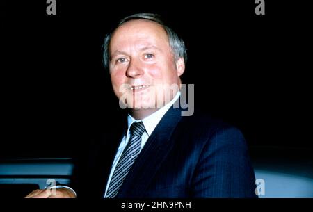 Oskar Lafontaine, deutscher Politiker, ehemals SPD, von 1985 bis 1998 Ministerpräsident des Saarlands und Kanzlerkandidat der SPD, Portrait von 1990. Oskar Lafontaine, deutscher Politiker, ehemalige SPD, von 1985 bis 1998 Ministerpräsident des Saarlandes und Kanzler-Kandidat der SPD, Portrait von 1990. Stockfoto