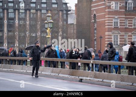 Nach einem gemeldeten unbeaufsichtigten verdächtigen Gegenstand im Shell-Gebäude auf der Southbank werden am 15th. Februar 2022 Tausende von Bürgern aus dem Gebiet in London, England, evakuiert. In der Nähe des London Eye und der Jubilee Gardens und einschließlich des London Aquariums wurden Besucher, Catering- und Animationsmitarbeiter entfernt, die bei schlechtem Wetter über die Westminster Bridge geschickt wurden. Polizeibeamte schlossen drei Brücken, bevor sie sie für sicher erklärten. Stockfoto