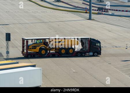 Ein LKW hat eine Baumschiene, Kipper beladen Stockfoto