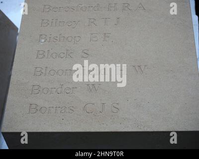 Sheerness, Kent, Großbritannien. 15th. Februar 2022. Das Kriegsdenkmal in Sheerness, Kent, wird mit einer neuen Portland-Steinmauer, die hinter dem bestehenden Liberty-Denkmal (eine ungewöhnliche weltliche und nicht triumphierende Hommage) mit über 1.000 Namen auf dem Denkmal errichtet wurde, „aufgewertet“. Die Arbeit in Arbeit, die heute abgebildet ist. Kredit: James Bell/Alamy Live Nachrichten Stockfoto