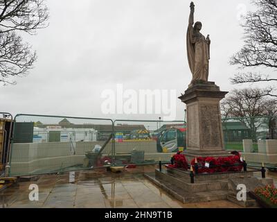 Sheerness, Kent, Großbritannien. 15th. Februar 2022. Das Kriegsdenkmal in Sheerness, Kent, wird mit einer neuen Portland-Steinmauer, die hinter dem bestehenden Liberty-Denkmal (eine ungewöhnliche weltliche und nicht triumphierende Hommage) mit über 1.000 Namen auf dem Denkmal errichtet wurde, „aufgewertet“. Die Arbeit in Arbeit, die heute abgebildet ist. Kredit: James Bell/Alamy Live Nachrichten Stockfoto