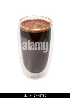Schwarzer Kaffee aus Glas mit doppelwandig isolierten Wänden auf weißem Hintergrund Stockfoto