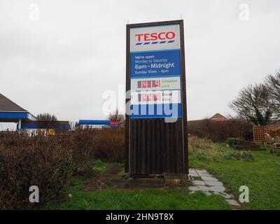 Sheerness, Kent, Großbritannien. 15th. Februar 2022. Steigende Kraftstoffpreise in Großbritannien: Tesco Treibstoffpreisboard in Sheerness, Kent. Kredit: James Bell/Alamy Live Nachrichten Stockfoto