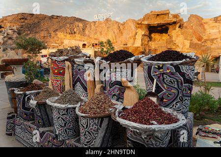 Tee und Gewürze in Beuteln in der Orient Markt am Abend Stockfoto
