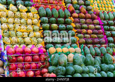 Frische Bio-Sommerfrüchte, die auf dem türkischen Basar verkauft werden können. Frische orgganische Sommerfrüchte Hintergrund. Preise für Obst und Gemüse in der Türkei. Stockfoto