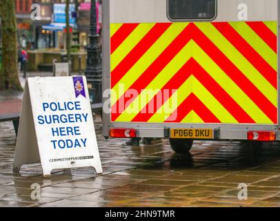 Polizeichirurgie, Beratung im Stadtzentrum, Van und Ein Schild in Preston, Großbritannien Stockfoto