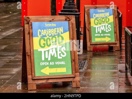 Karibische Küche Turtle Bay Restaurant Ein Board, das gute Zeiten im Stadtzentrum von Preston, Großbritannien, anwirbt Stockfoto