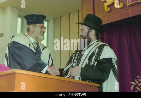 Die Entführung von Rabbi Chaim Rapoport durch den Oberrabbiner Jonathan Sacks am 05. November 1995 in der Zentralsynagoge von Birmingham. Zu den Amtsträgern der Gemeinde gehörten der Präsident Lenny Jacobs, Herr Sam Cohen, Dr. Charles Zuckerman, Herr Mike Yarm, Herr Geoffrey Clements und der Rev Meir Lev sowie ihre Frauen, darunter Frau Ruth Jacobs Stockfoto