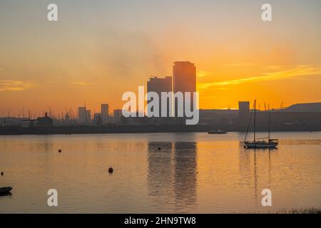 Sonnenaufgang von Upper Upnor mit Blick über die Medway in Richtung Chatham Maritime an einem Wintermorgen Stockfoto