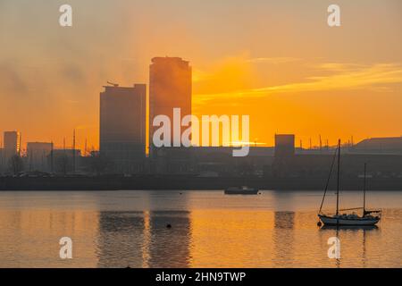 Sonnenaufgang von Upper Upnor mit Blick über die Medway in Richtung Chatham Maritime an einem Wintermorgen Stockfoto