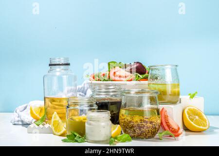 Verschiedene hausgemachte Salatdressings. Set mit verschiedenen Salatsoßen, Öl, Vinaigrette, Senf, Mayonnaise, ranch, Balsamico, Soja, Joghurtdressings Stockfoto