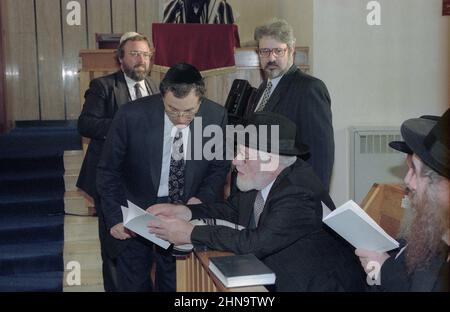 Die Entführung von Rabbi Chaim Rapoport durch den Oberrabbiner Jonathan Sacks am 05. November 1995 in der Zentralsynagoge von Birmingham. Zu den Amtsträgern der Gemeinde gehörten der Präsident Lenny Jacobs, Herr Sam Cohen, Dr. Charles Zuckerman, Herr Mike Yarm, Herr Geoffrey Clements und der Rev Meir Lev sowie ihre Frauen, darunter Frau Ruth Jacobs Stockfoto