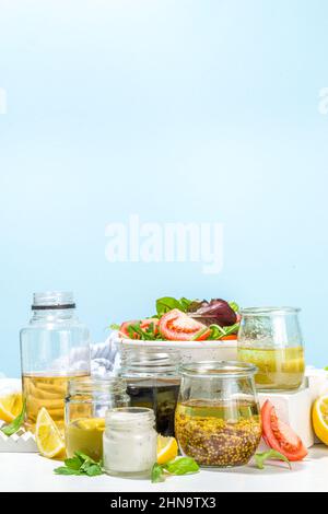 Verschiedene hausgemachte Salatdressings. Set mit verschiedenen Salatsoßen, Öl, Vinaigrette, Senf, Mayonnaise, ranch, Balsamico, Soja, Joghurtdressings Stockfoto