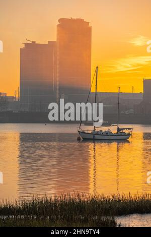 Sonnenaufgang von Upper Upnor mit Blick über die Medway in Richtung Chatham Maritime an einem Wintermorgen Stockfoto