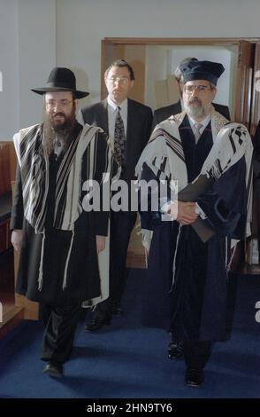 Die Entführung von Rabbi Chaim Rapoport durch den Oberrabbiner Jonathan Sacks am 05. November 1995 in der Zentralsynagoge von Birmingham. Zu den Amtsträgern der Gemeinde gehörten der Präsident Lenny Jacobs, Herr Sam Cohen, Dr. Charles Zuckerman, Herr Mike Yarm, Herr Geoffrey Clements und der Rev Meir Lev sowie ihre Frauen, darunter Frau Ruth Jacobs Stockfoto