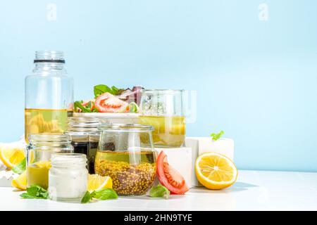 Verschiedene hausgemachte Salatdressings. Set mit verschiedenen Salatsoßen, Öl, Vinaigrette, Senf, Mayonnaise, ranch, Balsamico, Soja, Joghurtdressings Stockfoto