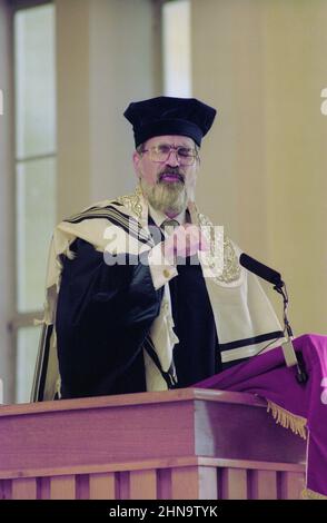 Die Entführung von Rabbi Chaim Rapoport durch den Oberrabbiner Jonathan Sacks am 05. November 1995 in der Zentralsynagoge von Birmingham. Zu den Amtsträgern der Gemeinde gehörten der Präsident Lenny Jacobs, Herr Sam Cohen, Dr. Charles Zuckerman, Herr Mike Yarm, Herr Geoffrey Clements und der Rev Meir Lev sowie ihre Frauen, darunter Frau Ruth Jacobs Stockfoto