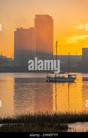 Sonnenaufgang von Upper Upnor mit Blick über die Medway in Richtung Chatham Maritime an einem Wintermorgen Stockfoto