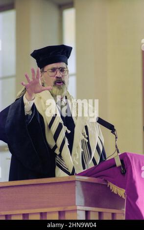 Die Entführung von Rabbi Chaim Rapoport durch den Oberrabbiner Jonathan Sacks am 05. November 1995 in der Zentralsynagoge von Birmingham. Zu den Amtsträgern der Gemeinde gehörten der Präsident Lenny Jacobs, Herr Sam Cohen, Dr. Charles Zuckerman, Herr Mike Yarm, Herr Geoffrey Clements und der Rev Meir Lev sowie ihre Frauen, darunter Frau Ruth Jacobs Stockfoto