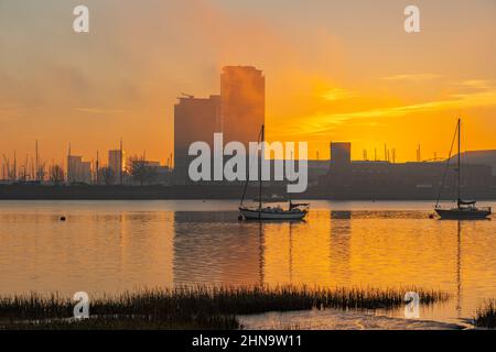 Sonnenaufgang von Upper Upnor mit Blick über die Medway in Richtung Chatham Maritime an einem Wintermorgen Stockfoto