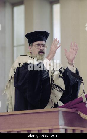 Die Entführung von Rabbi Chaim Rapoport durch den Oberrabbiner Jonathan Sacks am 05. November 1995 in der Zentralsynagoge von Birmingham. Zu den Amtsträgern der Gemeinde gehörten der Präsident Lenny Jacobs, Herr Sam Cohen, Dr. Charles Zuckerman, Herr Mike Yarm, Herr Geoffrey Clements und der Rev Meir Lev sowie ihre Frauen, darunter Frau Ruth Jacobs Stockfoto