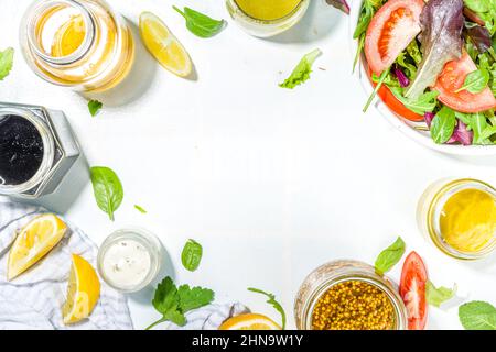 Verschiedene hausgemachte Salatdressings. Set mit verschiedenen Salatsoßen, Öl, Vinaigrette, Senf, Mayonnaise, ranch, Balsamico, Soja, Joghurtdressings Stockfoto