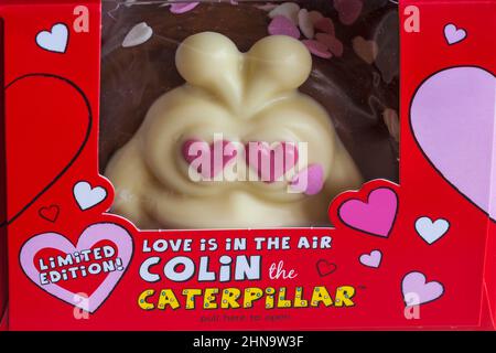 Love is in the Air Colin the Caterpillar Cake Limited Edition von M&S, bereit für Valentinstag Stockfoto