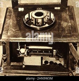 1900 - Ein Praxinoskop, mit dem Stummfilme über eine interne Musikbox musikalisch untertützt werden. Wird im ersten echten Bildtheater in der Marlborough Hall, Polytechnic Institute, Regent Street, London, UK für Auguste Lumieres & Louis Lumiere (alleiniger Manager Trewey) verwendet. Es bestand aus einer Reihe von Kurzfilmen, begleitet von einem Commentry von der Bühne.die erste Vorführung des Programms war am 20th 1896. Februar. Stockfoto