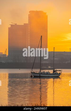 Sonnenaufgang von Upper Upnor mit Blick über die Medway in Richtung Chatham Maritime an einem Wintermorgen Stockfoto