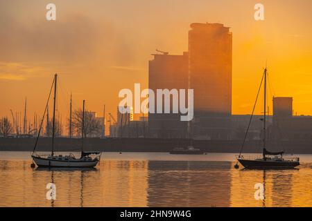 Sonnenaufgang von Upper Upnor mit Blick über die Medway in Richtung Chatham Maritime an einem Wintermorgen Stockfoto