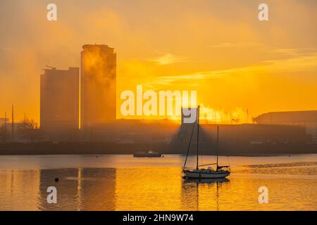 Sonnenaufgang von Upper Upnor mit Blick über die Medway in Richtung Chatham Maritime an einem Wintermorgen Stockfoto