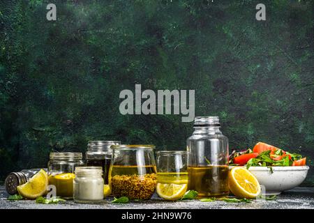 Verschiedene hausgemachte Salatdressings. Set mit verschiedenen Salatsoßen, Öl, Vinaigrette, Senf, Mayonnaise, ranch, Balsamico, Soja, Joghurtdressings Stockfoto