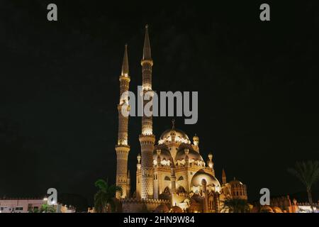 Al Mustafa Moschee in der Altstadt von Sharm El Sheikh. Platz in der Nähe der Moschee in der Nacht Stockfoto