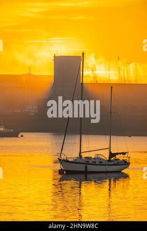 Sonnenaufgang von Upper Upnor mit Blick über die Medway in Richtung Chatham Maritime an einem Wintermorgen Stockfoto