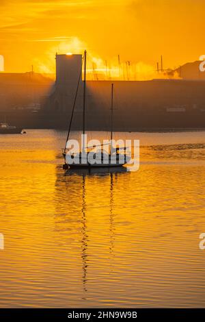 Sonnenaufgang von Upper Upnor mit Blick über die Medway in Richtung Chatham Maritime an einem Wintermorgen Stockfoto