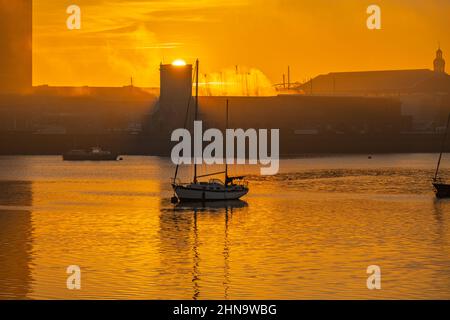 Sonnenaufgang von Upper Upnor mit Blick über die Medway in Richtung Chatham Maritime an einem Wintermorgen Stockfoto