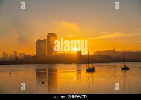 Sonnenaufgang von Upper Upnor mit Blick über die Medway in Richtung Chatham Maritime an einem Wintermorgen Stockfoto