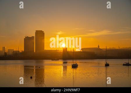 Sonnenaufgang von Upper Upnor mit Blick über die Medway in Richtung Chatham Maritime an einem Wintermorgen Stockfoto