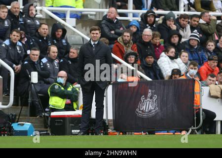 NEWCASTLE UPON TYNE, GROSSBRITANNIEN. FEB 13th Steven Gerrard, Manager der Aston Villa, während des Premier League-Spiels zwischen Newcastle United und Aston Villa im St. James's Park, Newcastle, am Sonntag, 13th. Februar 2022. (Kredit: Mark Fletcher | MI News) Kredit: MI Nachrichten & Sport /Alamy Live News Stockfoto