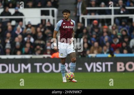 NEWCASTLE UPON TYNE, GROSSBRITANNIEN. FEB 13th Tyrone Mings von Aston Villa während des Premier League-Spiels zwischen Newcastle United und Aston Villa im St. James's Park, Newcastle am Sonntag, 13th. Februar 2022. (Kredit: Mark Fletcher | MI News) Kredit: MI Nachrichten & Sport /Alamy Live News Stockfoto