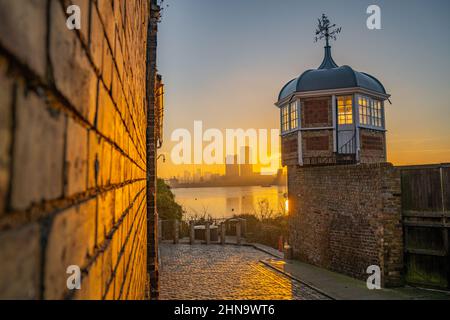 Blick auf die High St in Upper Upnor am Ufer des Medway Kent Stockfoto