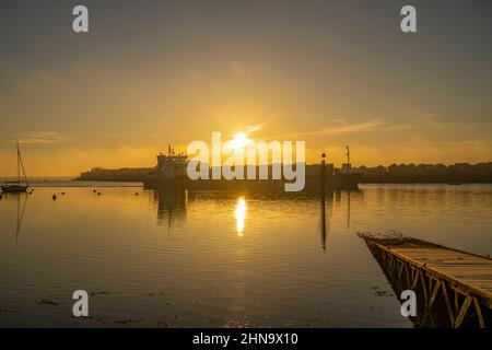 Blick über den Fluss Medway von Lower Upnor in der Dämmerung an einem Wintermorgen Stockfoto