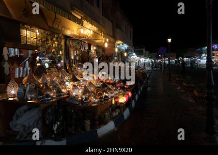 10th. Oktober 2021. Sharm El Sheikh: Straßenmarkt in Ägypten bei Nacht Stockfoto