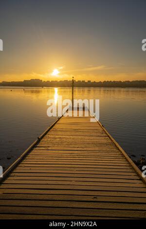 Blick über den Fluss Medway von Lower Upnor in der Dämmerung an einem Wintermorgen Stockfoto