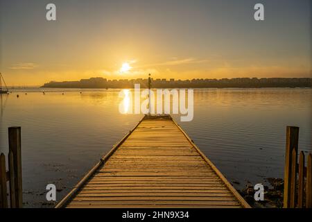 Blick über den Fluss Medway von Lower Upnor in der Dämmerung an einem Wintermorgen Stockfoto