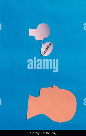 Two Paper menschliches Gesicht mit welcher Fragezeichen auf Sprechblase isoliert auf blauem Hintergrund. Konzeptuelle Bilder, die große Fragen von kleinen Menschen zeigen Stockfoto