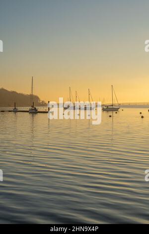 Blick auf die River Medway von Lower Upnor in der Dämmerung an einem Wintermorgen Stockfoto